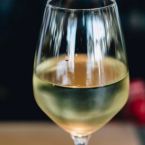 Categoria di vini bianchi, perfetti per l'Estate! Da Maison du Vin Enoteca trovi la migliore selezione di vini bianchi - MdV Enoteca